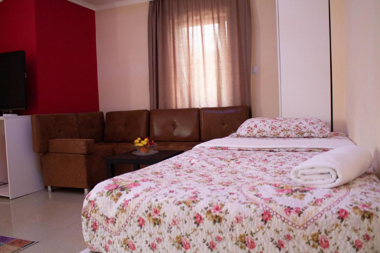 Hotel Living Suto Orizari Extérieur photo