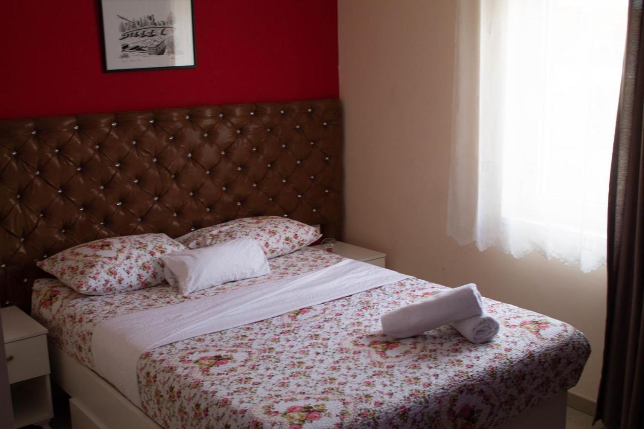 Hotel Living Suto Orizari Extérieur photo